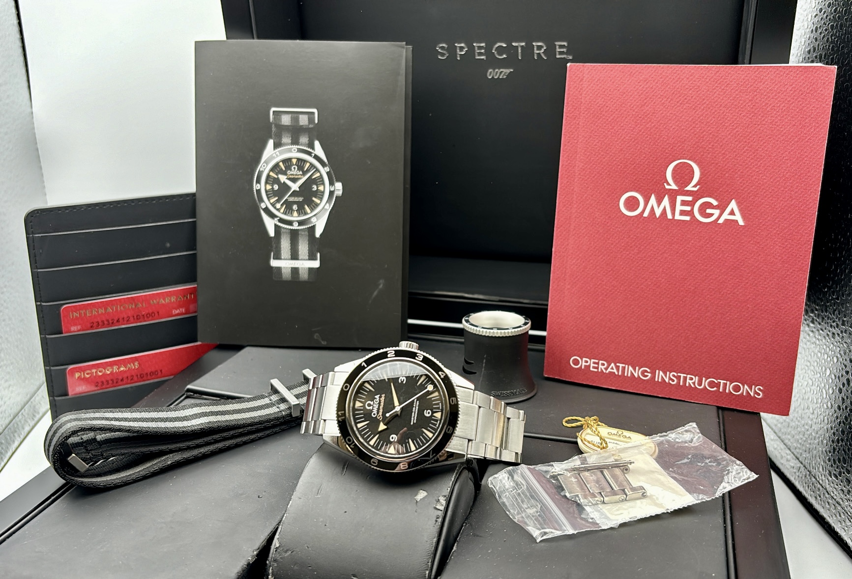 Omega Seamaster 300 Master Co-Axial Spectre - 233.32.41.21.01.001