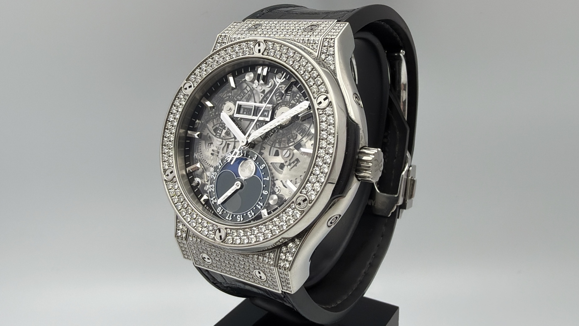 Hublot Classic Fusion Aerofusion 42mm Moonphase Pave