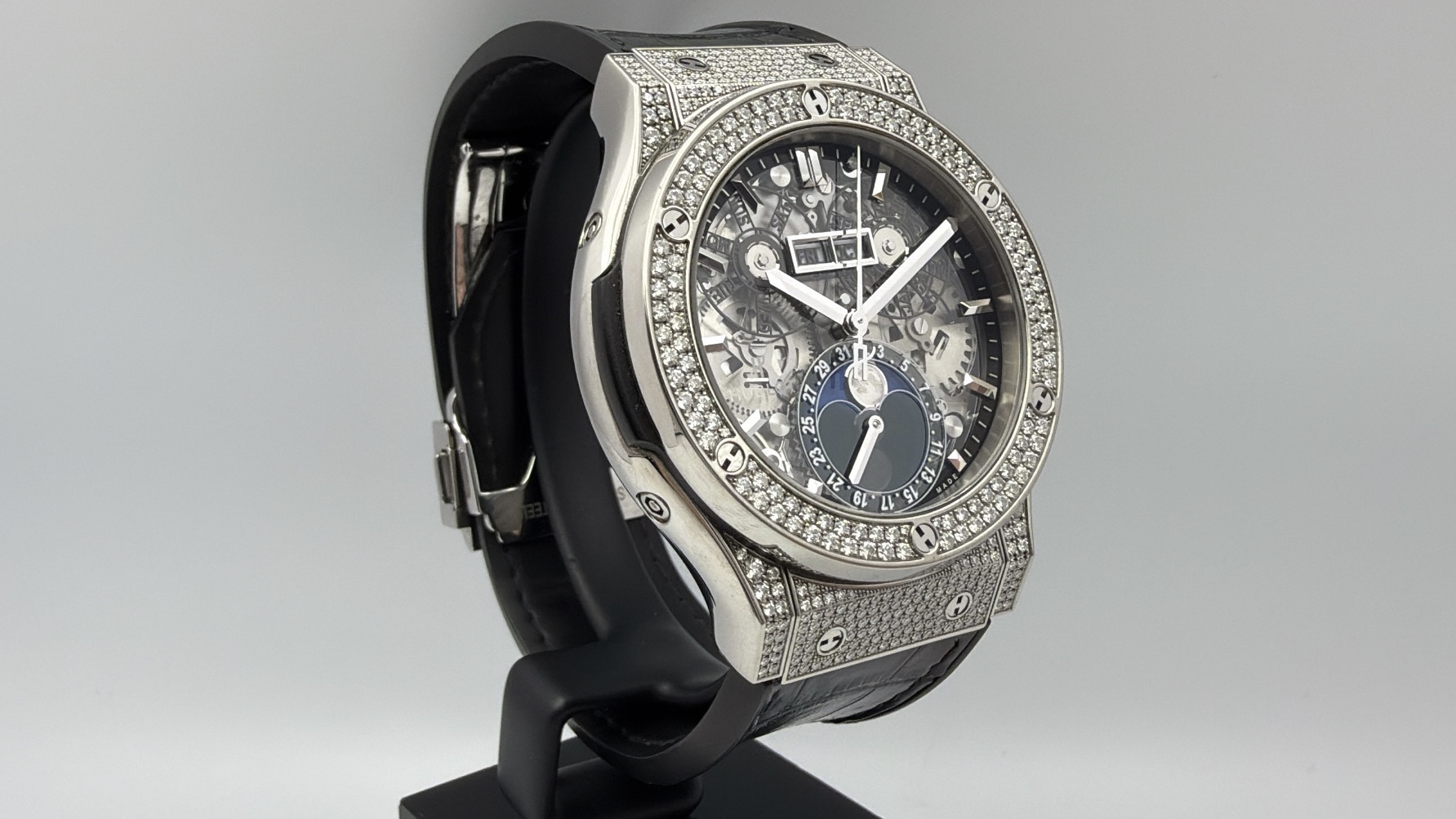 Hublot Classic Fusion Aerofusion 42mm Moonphase Pave