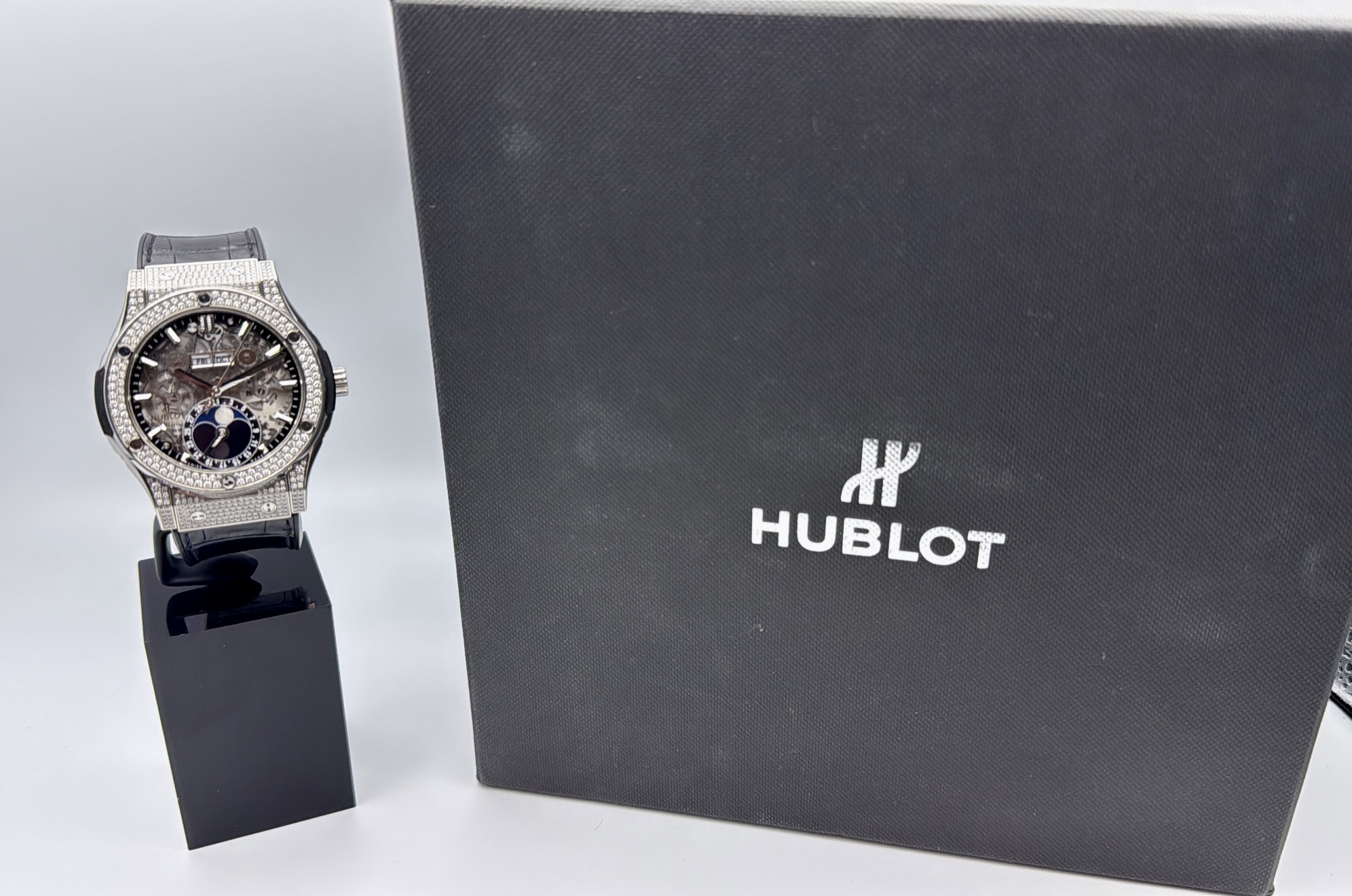 Hublot Classic Fusion Aerofusion 42mm Moonphase Pave